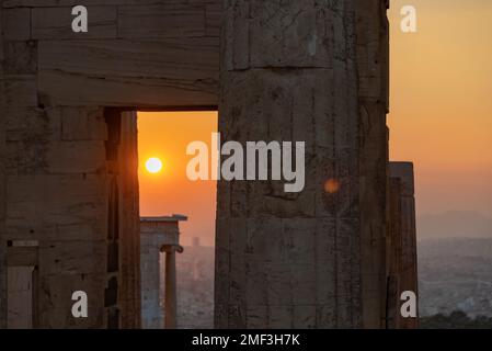 Ein Bild des Sonnenuntergangs durch die Ruinen von Propylaea, dem Tor zur Akropolis von Athen. Stockfoto