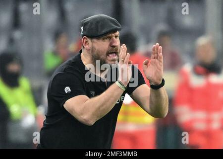 München, Deutschland. 24. Januar 2023. Fußball: Bundesliga, Bayern München - 1. FC Köln, Matchday 17 in der Allianz Arena, Kölns Trainer Steffen Baumgart, macht Gesten an der Seitenlinie. WICHTIGER HINWEIS: Gemäß den Anforderungen der DFL Deutsche Fußball Liga und des DFB Deutscher Fußball-Bund ist es verboten, im Stadion aufgenommene Fotos und/oder das Spiel in Form von Sequenzbildern und/oder videoähnlichen Fotoserien zu verwenden oder verwenden zu lassen. Kredit: Sven Hoppe/dpa/Alamy Live News Stockfoto