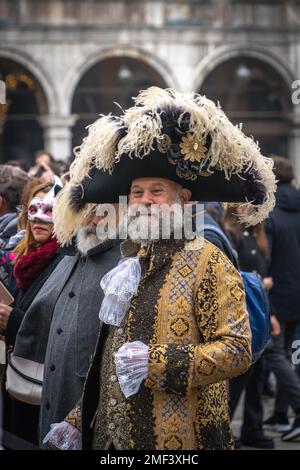 Bärtiger, grauhaariger Senior-Mann in einem großen Carnival-Tricornhut und mittelalterlichem Kostüm auf dem Karneval in Venedig Stockfoto