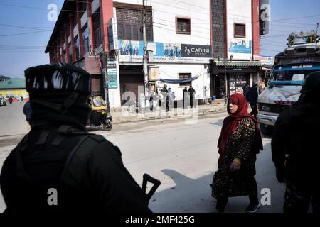 Srinagar, Indien. 23. Januar 2023. (1/23/2023) INDISCHE paramilitärische Soldaten mit KASCHMIR-SICHERHEIT stehen Wache bei einer Zufallssuche entlang einer Straße vor den Feierlichkeiten zum Tag der Republik in Srinagar am 23. Januar 2023. (Foto: Mubashir Hassan/Pacific Press/Sipa USA) Guthaben: SIPA USA/Alamy Live News Stockfoto