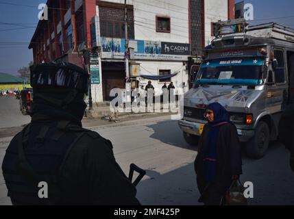 Srinagar, Indien. 23. Januar 2023. (1/23/2023) INDISCHE paramilitärische Soldaten mit KASCHMIR-SICHERHEIT stehen Wache bei einer Zufallssuche entlang einer Straße vor den Feierlichkeiten zum Tag der Republik in Srinagar am 23. Januar 2023. (Foto: Mubashir Hassan/Pacific Press/Sipa USA) Guthaben: SIPA USA/Alamy Live News Stockfoto