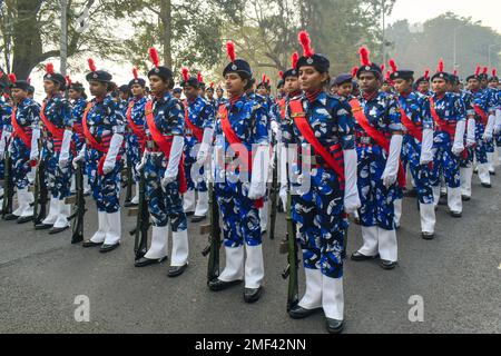 Kalkutta, Indien. 22. Januar 2023. (1/22/2023) Mitglieder der Schnellen Aktionstruppe (RAF) der Polizei von Kalkutta nehmen an einer Generalprobe für die Parade zum Tag der Republik in Kalkutta Teil. (Foto: Sudipta das/Pacific Press/Sipa USA) Guthaben: SIPA USA/Alamy Live News Stockfoto