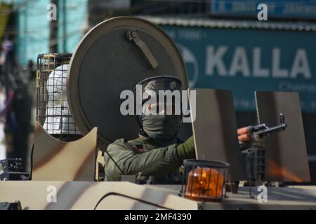 Srinagar, Indien. 23. Januar 2023. (1/23/2023) INDISCHE paramilitärische Soldaten mit KASCHMIR-SICHERHEIT stehen Wache bei einer Zufallssuche entlang einer Straße vor den Feierlichkeiten zum Tag der Republik in Srinagar am 23. Januar 2023. (Foto: Mubashir Hassan/Pacific Press/Sipa USA) Guthaben: SIPA USA/Alamy Live News Stockfoto