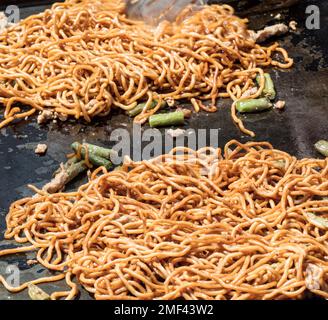Eine Nahaufnahme der japanischen Struktur der gebratenen Nudeln Yakisoba während des Kochens Stockfoto