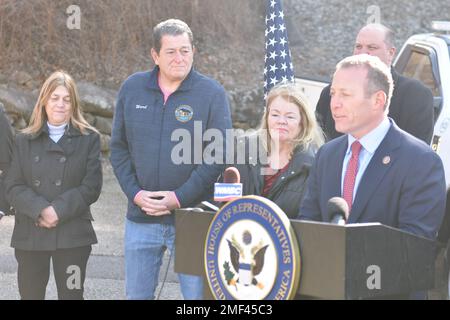 Mahwah, New Jersey, USA. 24. Januar 2023. (NEU) US-Kongressabgeordneter Josh Gottheimer veranstaltet Pressekonferenz über verbesserte Wasseraufbereitung für Mahwah-New Jersey. 24. Januar 2023, Mahwah, New Jersey, USA: Der US-Kongressabgeordnete Josh Gottheimer (D-NJ) kündigte Ã¢â‚¬Å„Steuersenkung TuesdayÃ¢â‚¬Â mit einer neuen, parteiübergreifenden Bundesinvestition von $800.000 US-Dollar für ein neues und verbessertes Filtrationssystem erfolgreich von Washington nach Mahwah zurückgeholt. Diese neue Investition wird Mahwah dabei helfen, die aktualisierten staatlichen Standards für sauberes Trinkwasser zu erfüllen und Familien vor den als PFAS bekannten Chemikalien zu schützen. (Kreditbild: © Kyl Stockfoto