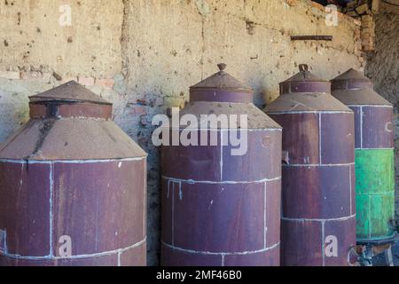 Rostige gebrauchte Olivenölfässer. Alte Farm Stockfoto