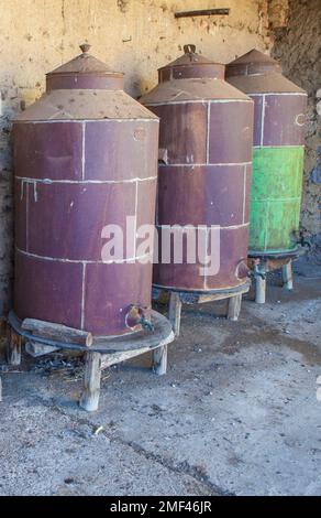 Rostige gebrauchte Olivenölfässer. Alte Farm Stockfoto