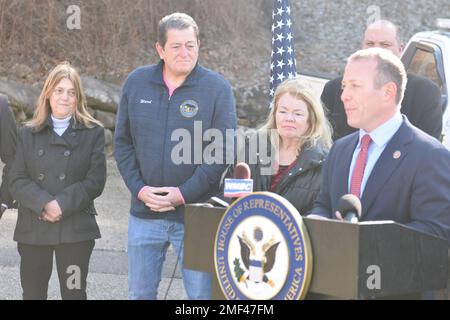 Mahwah, New Jersey, USA. 24. Januar 2023. (NEU) US-Kongressabgeordneter Josh Gottheimer veranstaltet Pressekonferenz über verbesserte Wasseraufbereitung für Mahwah-New Jersey. 24. Januar 2023, Mahwah, New Jersey, USA: Der US-Kongressabgeordnete Josh Gottheimer (D-NJ) kündigte Ã¢â‚¬Å„Steuersenkung TuesdayÃ¢â‚¬Â mit einer neuen, parteiübergreifenden Bundesinvestition von $800.000 US-Dollar für ein neues und verbessertes Filtrationssystem erfolgreich von Washington nach Mahwah zurückgeholt. Diese neue Investition wird Mahwah dabei helfen, die aktualisierten staatlichen Standards für sauberes Trinkwasser zu erfüllen und Familien vor den als PFAS bekannten Chemikalien zu schützen. (Kreditbild: © Kyl Stockfoto