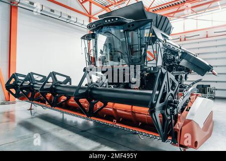 Neue moderne industrielle Landwirtschaft Mähdrescher in großer Garage. Stockfoto