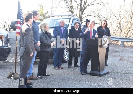 Mahwah, New Jersey, USA. 24. Januar 2023. (NEU) US-Kongressabgeordneter Josh Gottheimer veranstaltet Pressekonferenz über verbesserte Wasseraufbereitung für Mahwah-New Jersey. 24. Januar 2023, Mahwah, New Jersey, USA: Der US-Kongressabgeordnete Josh Gottheimer (D-NJ) kündigte Ã¢â‚¬Å„Steuersenkung TuesdayÃ¢â‚¬Â mit einer neuen, parteiübergreifenden Bundesinvestition von $800.000 US-Dollar für ein neues und verbessertes Filtrationssystem erfolgreich von Washington nach Mahwah zurückgeholt. Diese neue Investition wird Mahwah dabei helfen, die aktualisierten staatlichen Standards für sauberes Trinkwasser zu erfüllen und Familien vor den als PFAS bekannten Chemikalien zu schützen. (Kreditbild: © Kyl Stockfoto