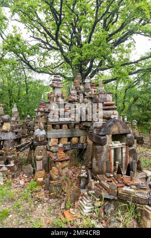 Felskunst-Installation im Dreamwoods Skulpturenpark (Selva di Sogno), einem magischen Ziel in der Toskana, entworfen von der deutschen Künstlerin Deva Manfredo, Italien. Stockfoto