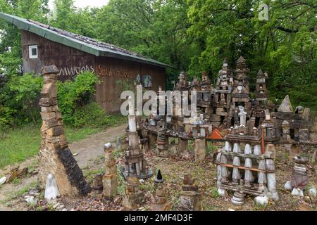 Felskunst-Installation im Dreamwoods Skulpturenpark (Selva di Sogno), einem magischen Ziel in der Toskana, entworfen von der deutschen Künstlerin Deva Manfredo, Italien. Stockfoto