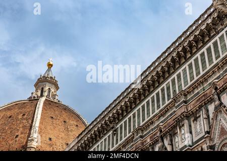 Oben auf dem Dom der Kathedrale Santa Maria del Fiore, Florenz, Toskana, Italien. Stockfoto