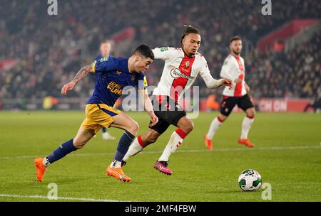 Miguel Almiron von Newcastle United in Aktion während des Carabao Cup Halbfinalspiels auf der ersten Etappe in St. Mary's Stadium, Southampton. Foto: Dienstag, 24. Januar 2023. Stockfoto