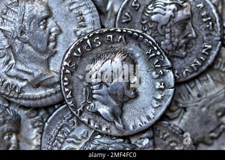 Römische Silberdenarius-Münze mit Porträt von Kaiser Flavius Vespasianus Stockfoto