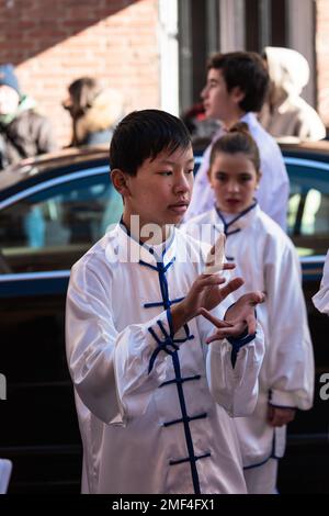 Madrid, Spanien; 22. Januar 2023: Chinesische Neujahrsparade im Stadtteil Usera, Madrid. Spanien. Nahaufnahme eines jungen Asiaten im traditionellen Kleid pra Stockfoto