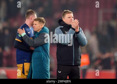 Eddie Howe, Manager von Newcastle United, applaudiert den Reisenden Fans nach dem Halbfinale des Carabao Cup in der ersten Etappe in St. Mary's Stadium, Southampton. Foto: Dienstag, 24. Januar 2023. Stockfoto