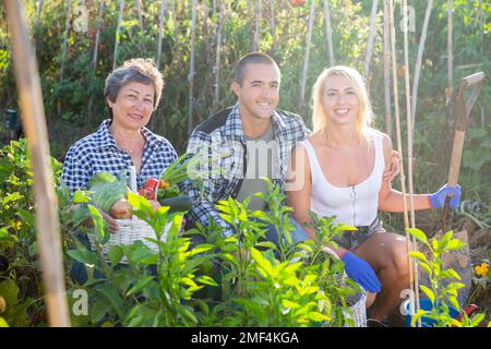 Freundliche Familie posiert zusammen im Hausgarten Stockfoto