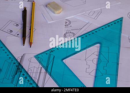 Abbildung eines Technikertisches mit Plänen, die mit cad mit Lineal, Quadraten und Bleistiften im Hintergrund gezeichnet wurden. Stockfoto