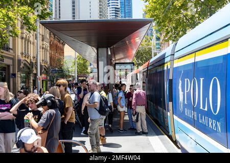 Sydney Light Rail Station hält in Chinatown auf der George Street, Passagiere warten auf den Zug am Bahnsteig, Sydney, NSW, Australien Stockfoto