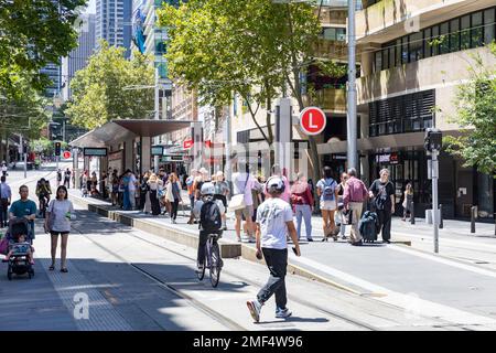 Sydney Light Rail Station hält in Chinatown an der George Street, Passagiere warten auf den nächsten Light Rail Zug, Sydney, NSW, Australien Stockfoto