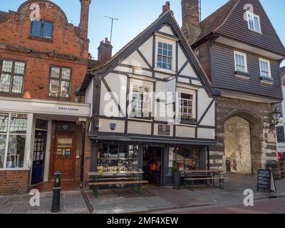 The Cheese Room Botanicals Restaurant, (High Street Blick) im Zentrum des historischen Rochester, Kent, Großbritannien. Stockfoto