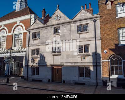 The Six Poor Traveller House, gegründet von Richard Watts an der High Street im Zentrum des historischen Rochester, Kent, Großbritannien. Stockfoto