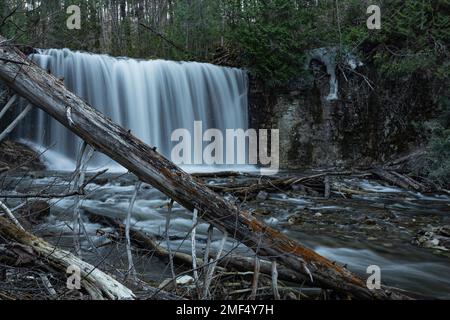 Die Hogg's Falls in Eugenia, Ontario, in der Lake Huron Region, sind ein schöner Anblick am Boyne River. Stockfoto