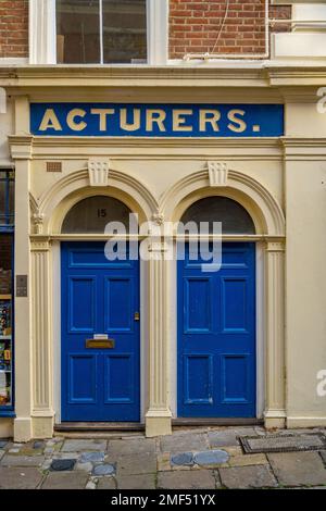 Blaue Türen im alten Gebäude neben dem hohen St. Gravesend Kent. Stockfoto