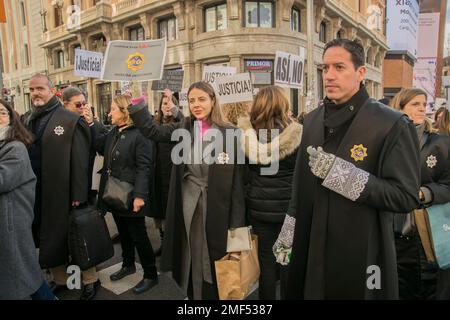 Madrid, Madrid, Spanien. 24. Januar 2023. Der Streik der Anwälte der Justizverwaltung (besser bekannt als Gerichtsbedienstete unter ihrem früheren Namen), ein Protest, der nicht nur Tausende von Gerichtsverfahren und Erklärungen verhindern wird, sondern auch Gerichtskonten mit einem durchschnittlichen Saldo von 4.500 Millionen Euro sperren wird; Dessen Leitung ausschließlich diesem Gremium von Beamten gehört, die dem Justizministerium unterstehen. Die einzige Möglichkeit, die Streiks zu vermeiden, besteht darin, dass das von Pilar Llop geleitete Ministerium das Angebot unterbreitet, die Verhandlungen über ihre Arbeitsbedingungen wieder aufzunehmen Stockfoto