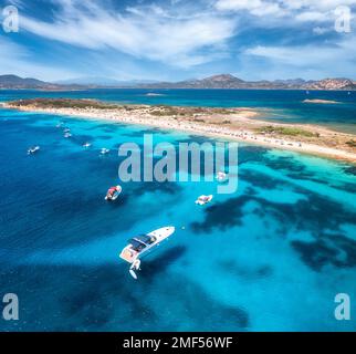 Luftaufnahme von Luxusyachten auf blauem Meer und Sandstrand Stockfoto