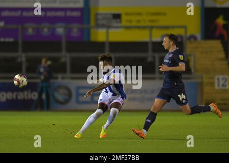 Carlisle, Großbritannien. 24. Januar 2023Carlisle, Großbritannien. 24. Januar 2023. Rollin Menayese von Hartlepool United gibt den Ball beim Sky Bet League 2-Spiel zwischen Carlisle United und Hartlepool United in Brunton Park, Carlisle, am Dienstag, den 24. Januar 2023 frei. (Kredit: Scott Llewellyn | MI News) Kredit: MI News & Sport /Alamy Live News Stockfoto
