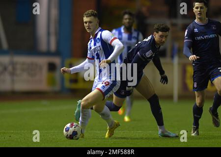 Carlisle, Großbritannien. 24. Januar 2023Carlisle, Großbritannien. 24. Januar 2023. Jack Hamilton von Hartlepool United Hol dir Jordan Gibson von Carlisle United beim Sky Bet League 2-Spiel zwischen Carlisle United und Hartlepool United am Dienstag, den 24. Januar 2023 in Brunton Park, Carlisle. (Kredit: Scott Llewellyn | MI News) Kredit: MI News & Sport /Alamy Live News Stockfoto