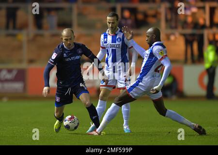 Carlisle, Großbritannien. 24. Januar 2023Carlisle, Großbritannien. 24. Januar 2023. Mohamad Sylla von Hartlepool United versucht beim Sky Bet League 2-Spiel zwischen Carlisle United und Hartlepool United am Dienstag, den 24. Januar 2023, in Brunton Park, Carlisle, das Beste aus dem Mittelfeldspieler von Carlisle United herauszuholen. (Kredit: Scott Llewellyn | MI News) Kredit: MI News & Sport /Alamy Live News Stockfoto