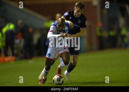 Carlisle, Großbritannien. 24. Januar 2023Carlisle, Großbritannien. 24. Januar 2023. Hartlepool United Mohamad Sylla entkommt Carlisle United Morgan Feeney während des Sky Bet League 2-Spiels zwischen Carlisle United und Hartlepool United am Dienstag, den 24. Januar 2023 in Brunton Park, Carlisle. (Kredit: Scott Llewellyn | MI News) Kredit: MI News & Sport /Alamy Live News Stockfoto