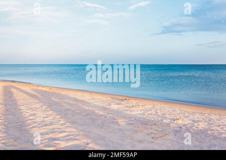 Blick auf den Strand von einer Drohne. Wundervolle Sommerlandschaft, sauberer Sand und blaues Wasser. Stockfoto