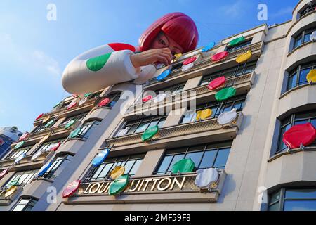 PARIS, FRANKREICH -22. JANUAR 2023 - Blick auf den Louis Vuitton Flagship Store auf den Champs-Elysées in Paris, Frankreich, bedeckt mit Polka-Punkten und einem riesigen Ballo Stockfoto