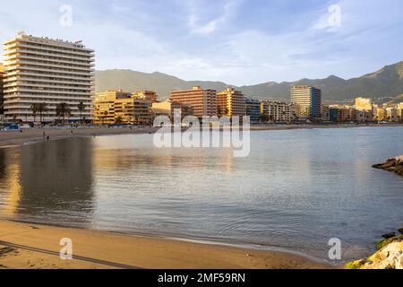 Playa de los Boliches, ruhiges Mittelmeer und Fuengirola Stadtküste mit Hotels. Fuengirola, Costa del Sol, Provinz Málaga, Andalusien, Spanien. Stockfoto