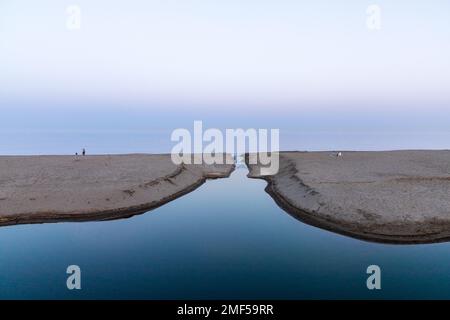 Mündung des Flusses Fuengirola (Fluss Alaminos/Fluss Las Pasadas), Küste und Mittelmeer. Guten Abend. Fuengirola, Costa del Sol, Provinz Málaga, Stockfoto