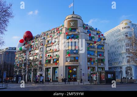 PARIS, FRANKREICH -22. JANUAR 2023 - Blick auf den Louis Vuitton Flagship Store auf den Champs-Elysées in Paris, Frankreich, bedeckt mit Polka-Punkten und einem riesigen Ballo Stockfoto