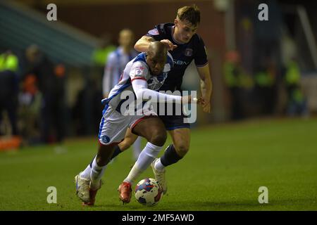 Carlisle, Großbritannien. 24. Januar 2023Carlisle, Großbritannien. 24. Januar 2023. Hartlepool United Mohamad Sylla entkommt Carlisle United Morgan Feeney während des Sky Bet League 2-Spiels zwischen Carlisle United und Hartlepool United am Dienstag, den 24. Januar 2023 in Brunton Park, Carlisle. (Kredit: Scott Llewellyn | MI News) Kredit: MI News & Sport /Alamy Live News Stockfoto