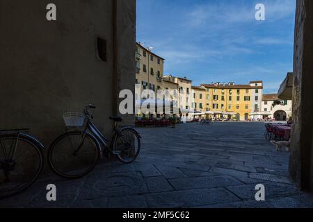 Blick auf die Piazza dell'Anfiteatro, Lucca, Italien Stockfoto