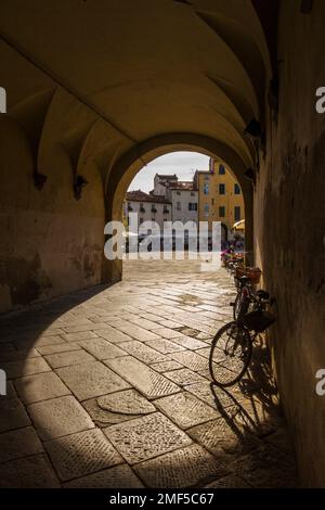 Blick auf die Piazza dell'Anfiteatro (Lucca, Italien) frome eines der Tore Stockfoto