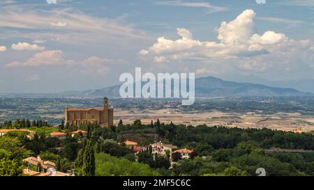 Panorama mit Kirche St. Justus und Clement („Chiesa dei Santi Giusto e Clemente“, auch bekannt als „San Giusto Nuovo“), Volterra, Italien Stockfoto