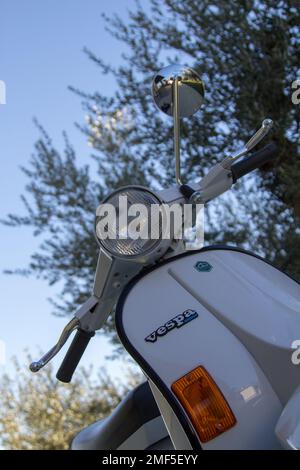 Vorderaufnahme einer Piaggio Vespa, Toskana Italien auf 20-01-2023 Stockfoto