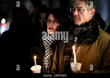 Monterey Park, USA. 24. Januar 2023. Die Menschen trauern mit Kerzen um Opfer einer Massenschießerei vor dem Rathaus von Monterey Park, Kalifornien, USA, am 23. Januar 2023. Hunderte von Menschen versammelten sich am Montagabend im Rathaus von Monterey Park zu einer Gedenkfeier für den Verlust der Schießerei, bei der 11 Menschen getötet und neun verwundet wurden. (Xinhua) Stockfoto