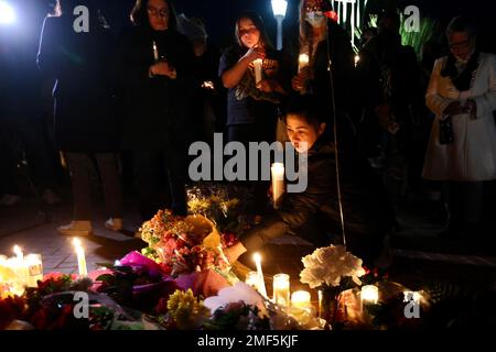 Monterey Park, USA. 24. Januar 2023. Die Menschen trauern mit Kerzen um Opfer einer Massenschießerei vor dem Rathaus von Monterey Park, Kalifornien, USA, am 23. Januar 2023. Hunderte von Menschen versammelten sich am Montagabend im Rathaus von Monterey Park zu einer Gedenkfeier für den Verlust der Schießerei, bei der 11 Menschen getötet und neun verwundet wurden. (Xinhua) Stockfoto