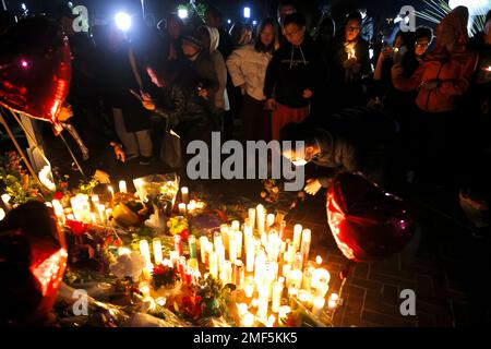 Monterey Park, USA. 24. Januar 2023. Die Menschen trauern mit Kerzen um Opfer einer Massenschießerei vor dem Rathaus von Monterey Park, Kalifornien, USA, am 23. Januar 2023. Hunderte von Menschen versammelten sich am Montagabend im Rathaus von Monterey Park zu einer Gedenkfeier für den Verlust der Schießerei, bei der 11 Menschen getötet und neun verwundet wurden. (Xinhua) Stockfoto