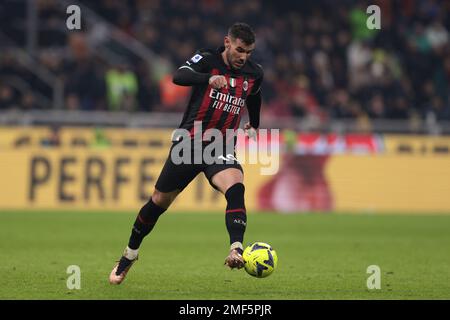 Mailand, Italien, 8. Januar 2023. Theo Hernandez vom AC Mailand während des Spiels der Serie A in Giuseppe Meazza, Mailand. Der Bildausdruck sollte lauten: Jonathan Moscrop/Sportimage Stockfoto