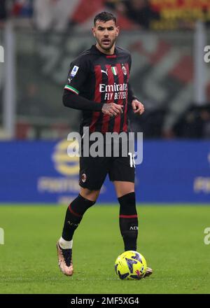 Mailand, Italien, 8. Januar 2023. Theo Hernandez vom AC Mailand während des Spiels der Serie A in Giuseppe Meazza, Mailand. Der Bildausdruck sollte lauten: Jonathan Moscrop/Sportimage Stockfoto